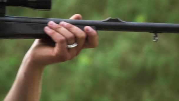 Panning Közeli Lövés Egy Férfi Egy Fegyvert Optikai Látvány — Stock videók