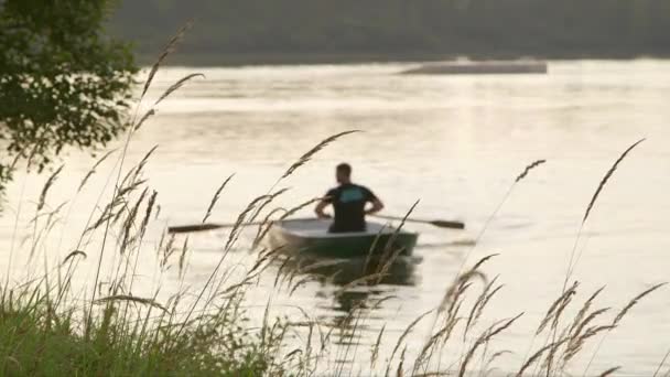 Tembakan Media Statis Seorang Pria Mendayung Perahu Danau Dalam Cahaya — Stok Video