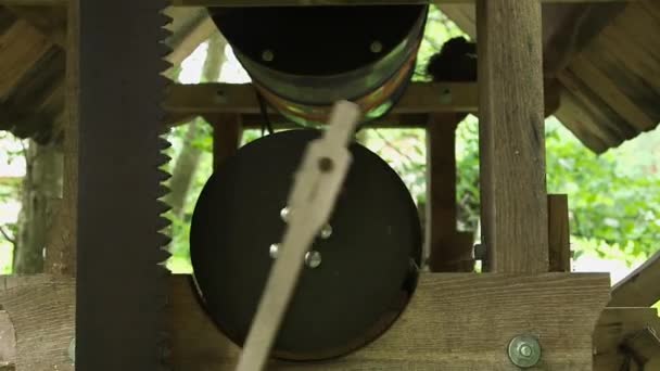 Dolly Nahaufnahme Von Dekorativen Nutzlosen Mechanischen Holz Metall Säge Beweglichen — Stockvideo