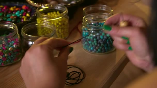 Dolly Plan Rapproché Atelier Perles Avec Beaucoup Différentes Perles Bois — Video