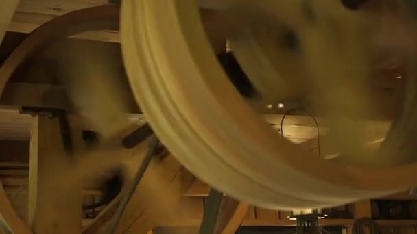 Tangan Memegang Dekat Ditembak Mesin Vintage Dengan Roda Kayu Berputar — Stok Video