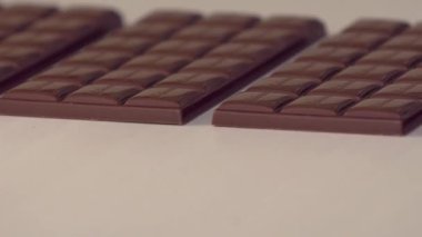 konveyör hattında taze yapılmış çikolataların statik yavaş çekim yakın çekimi