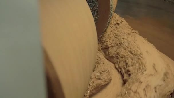 Dolly Slow Motion Medio Colpo Cacao Essere Spalato Nella Macchina — Video Stock