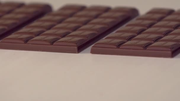 Konveyör Hattında Taze Yapılmış Çikolataların Statik Yavaş Çekim Yakın Çekimi — Stok video