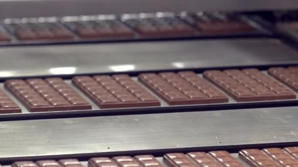 Statikus Lassított Felvételű Közepes Felvétel Frissen Készült Csokoládé Rudakról Szállítószalag — Stock videók