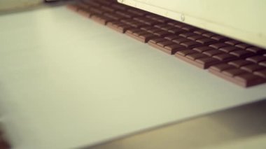 konveyör hattında yeni yapılmış çikolataların yavaş çekim orta pozu