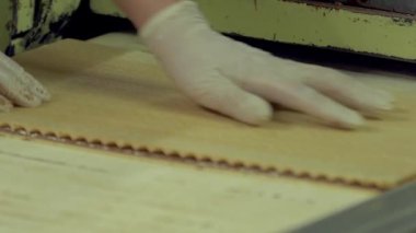 Yavaş çekimde, dolgunun üzerine yerleştirilen büyük bir gofret tabakasının yakın çekim görüntüsü.