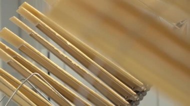 statik yavaş çekim odaklanma hareketi bir şeker fabrikasındaki gofret tabaklarının yakın çekim görüntüsü