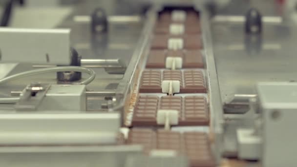 Statische Slow Motion Medium Shot Van Chocoladerepen Die Bewegingsrichting Transportband — Stockvideo