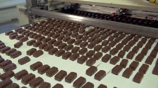 Taşıyıcı Hat Üzerinde Sıvı Çikolata Şekerlemeleriyle Kaplanmış Ağır Çekim Orta — Stok video