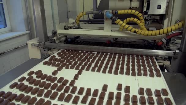 Yavaş Çekimde Konveyör Hattında Sıvı Çikolata Şekerlemeleriyle Kaplanmış Geniş Açılı — Stok video