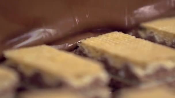 Împușcătură Statică Mișcare Lentă Bomboane Vafe Umplute Acoperite Strat Ciocolată — Videoclip de stoc