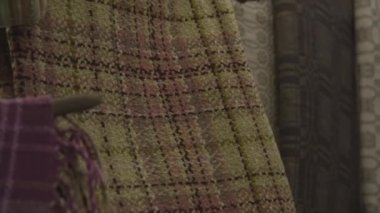 Çarşıda halk figürlü battaniyeleri yakın çekim yap.