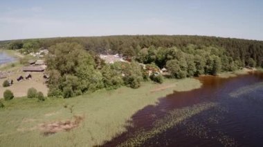 Bir festivalin insansız hava aracı görüntüleri, açık hava müzesinde bir zanaatkar pazarı, bir sürü insan.