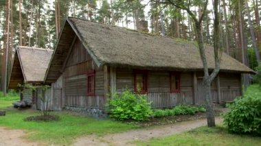 Tarihi bir konutun geniş açılı görüntüsü.