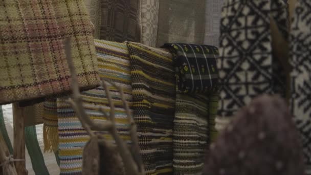 Dolly Close Tiro Mitenes Cobertores Com Padrões Populares Mercado — Vídeo de Stock