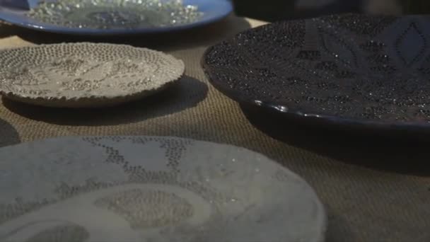 움직이는 그림자와 시장에서 고품질 다채로운 접시의 클로즈업 — 비디오