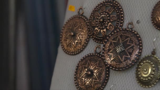 Metal Mücevherlerin Yakın Plan Çekimleri Sanatları Pazarında Sergilenen Küpeler — Stok video