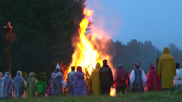 Handen Höll Bred Bild Många Människor Regnrockar Gör Ritual Dans — Stockvideo