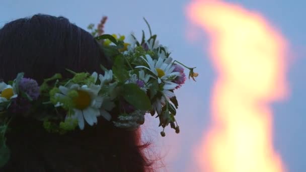 Kafasında Çayır Çiçeği Çelengi Olan Bir Kadının Büyük Bir Şenlik — Stok video