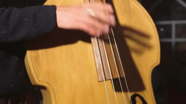 Müzisyenin Parmaklarını Yakın Plan Çekimde Aktif Olarak Bas Çalarken — Stok video