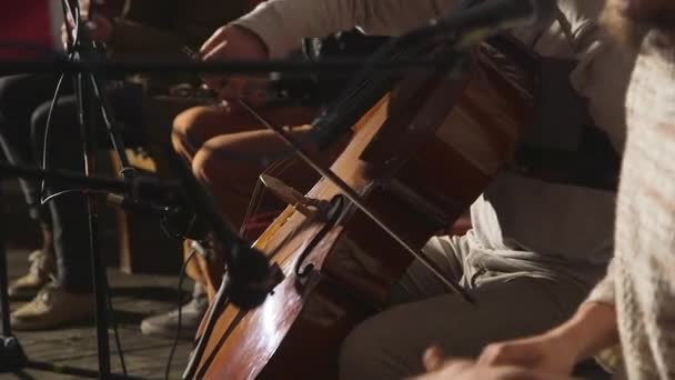 Çello Davul Çalan Küçük Bir Grup Müzisyenin Kamerasıyla Yakın Plan — Stok video