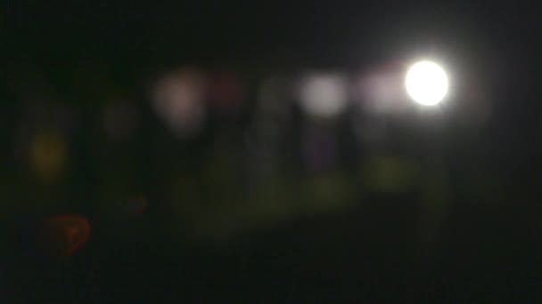 Mão Realizada Amplo Foco Movimento Tiro Pessoas Silhueta Noite Verão — Vídeo de Stock