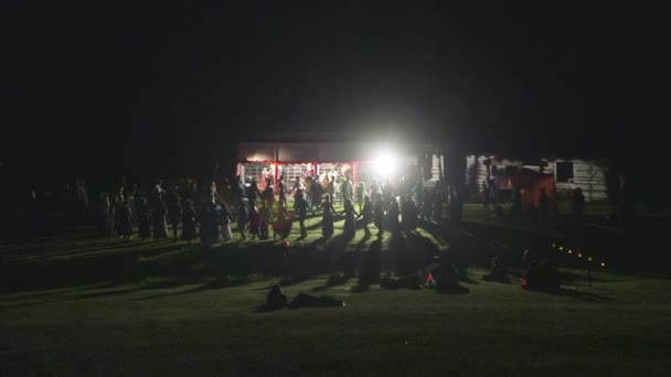 在仲夏夜举行的舞蹈仪式上 手握着一张全景的全景照片 — 图库视频影像