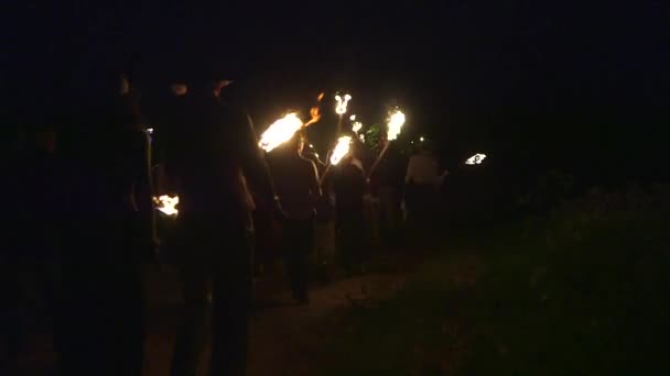 Рука Тримала Широкий Знімок Людей Ходили Запаленими Факелами Ніч Сонцестояння — стокове відео
