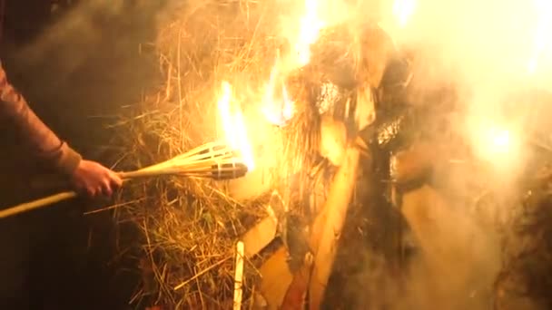 Рука Тримала Крупним Планом Постріл Людини Палаючими Факелами Освітлюючи Велике — стокове відео