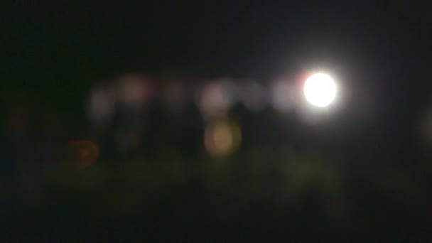 Mano Sostenido Amplio Foco Movimiento Disparo Personas Silueta Noche Verano — Vídeo de stock