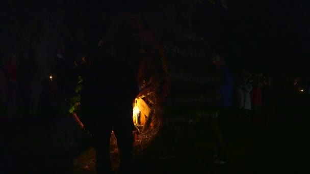Bir Yaz Gecesinde Elinde Yanan Meşalelerle Büyük Bir Ateş Tekerleği — Stok video