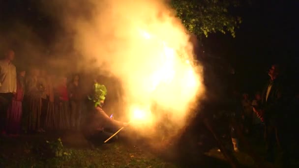 Bir Yaz Gecesinde Elinde Yanan Meşalelerle Büyük Bir Ateş Tekerleği — Stok video