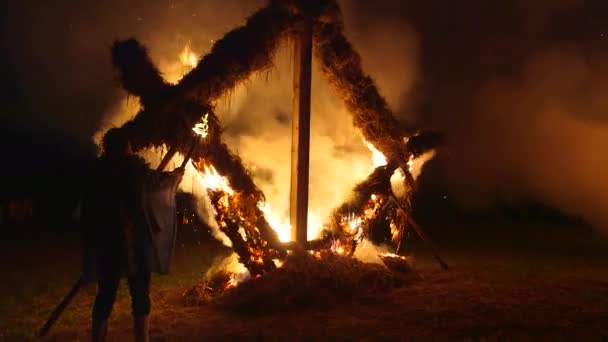 Mano Sostenida Plano Medio Hombre Quemando Una Escultura Fuego Forma — Vídeo de stock
