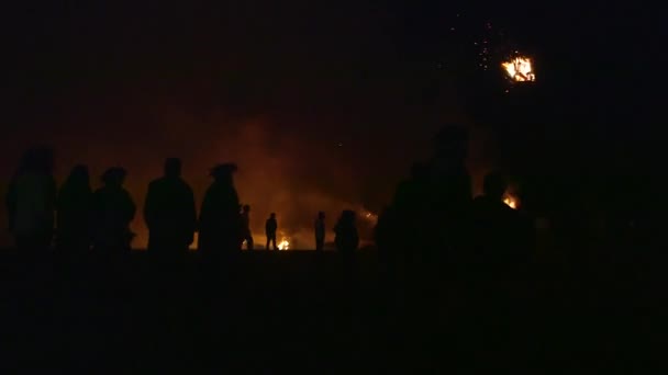 Bir Yaz Gecesi Yanan Şenlik Ateşinin Önünde Bir Çayırda Siluete — Stok video
