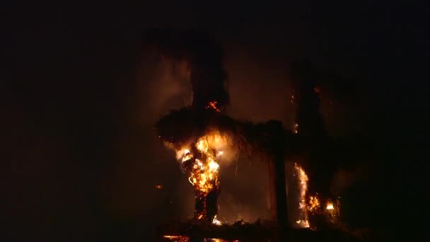 Mano Sostenida Cerca Disparo Escultura Fuego Carácter Letón Tendrill Ardiendo — Vídeo de stock