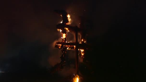 Mano Sostenida Tiro Medio Escultura Fuego Carácter Letón Tendrill Ardiendo — Vídeo de stock
