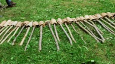 Birçok Geleneksel Meşalenin Elle Çekimi Çayırdaki Sahada Aydınlatmaya Hazırlandı