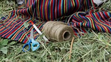 Folk Kostüm Giyen Dekoratif Kadının Yakın Çekimi Saman Yapımı