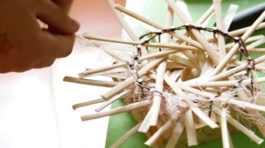 Kadın Ellerinin Solmuş Sazlık Parçalar 'dan Güneş Dekorasyonu Yaparken Yakın Çekimi