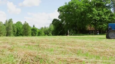 Elle tutulur Geniş Mavi Retro Traktör Çekimi Tahta Kargo Karavanı Taşıma Planları