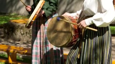 Ulusal Halk Kostümlü Kadınlar, Sazlıklarla Büyük Halkın Davullarını Çalarken Orta Yol Çekimi