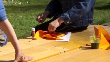 Yakından Çekilen Çocuklar El Sanatları Atölyesinde Renkli Kağıt Değirmenleri Oluşturuyor