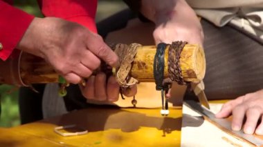 El Sanatları Atölyesindeki Kadın Yakın Çekim Örgüsü Kahverengi Deri Bilezikler Yapıyor