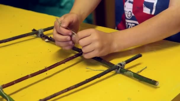Hand Held Shot Boy String Wiążące Węzły Wiążące Gałęzie Dokonywanie — Wideo stockowe