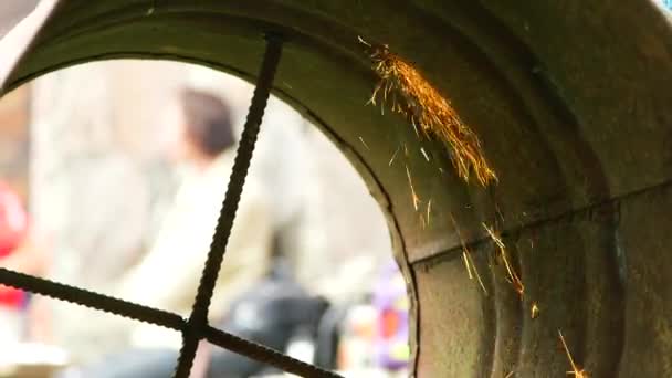 Cerca Disparo Chispas Dentro Barril Oxidado Cortador Metal — Vídeos de Stock