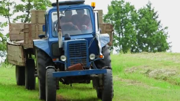 Hand Held Medium Shot Blue Vintage Tractor Wooden Trailer Driving — Stok Video