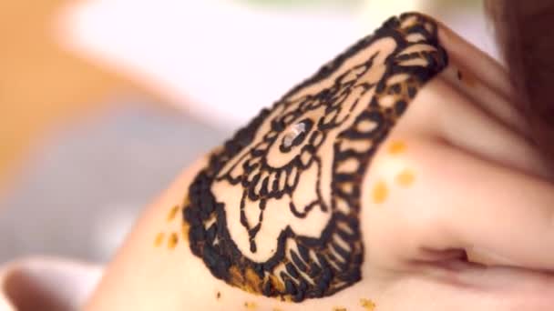 Рука Макро Знімок Свіжої Невідомої Хенни Малюнок Руці Жінки Кришталем — стокове відео
