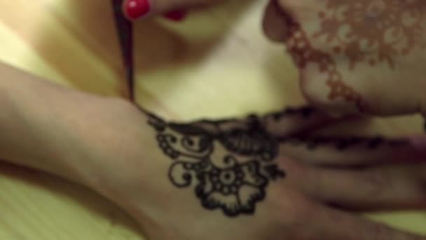 Ręcznie Trzymane Zbliżenie Strzał Artysty Rysunek Kwiatowe Wzory Rękę Henną — Wideo stockowe
