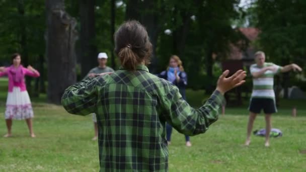 Handgehaltene Mittlere Aufnahme Eines Mannes Der Fließende Bewegungen Mit Seinen — Stockvideo